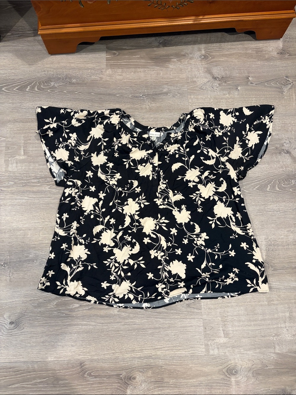 Ava & Viv Black and White Floral Flutter-Sleeve Blouse